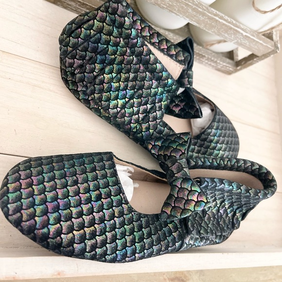 Chameleon Girls Bow Monkey Feet - Picture 6 of 7